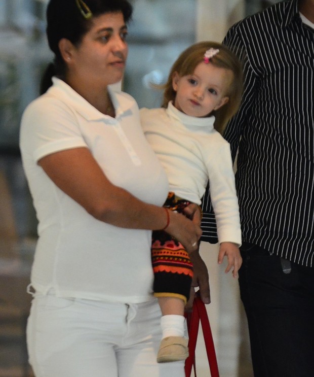 Eva, filha de Angélica, com babá em shopping (Foto: Henrique Oliveira / Agnews)