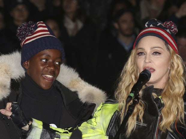 A cantora Madonna e o seu filho David Banda durante show supresa em parque de Nova York, na noite desta segunda-feira (7), em apoio a Hillary Clinton na eleição dos Estados Unidos (Foto: Greg Allen/Invision/AP) A cantora Madonna e o seu filho David Banda durante show supresa em parque de Nova York, na noite desta segunda-feira (7), em apoio a Hillary Clinton na eleição dos Estados Unidos (Foto: Greg Allen/Invision/AP)