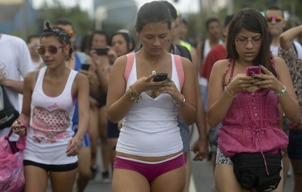 Centenas foram às ruas apenas em roupas de baixo em Medellín. (Foto: Raul Arboleda/AFP)