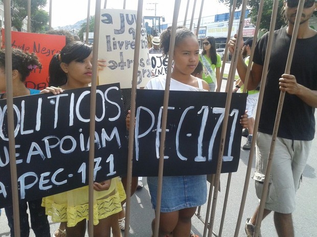 Grupo faz protesto contra a redução da maioridade penal, em Vitória (Foto: Caique Verli/ Gazeta Online)