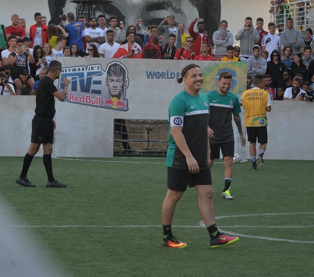 Wesley Safadão em campeonato de futebol (Foto: Francisco Cepeda e Thiago Duran/AgNews)