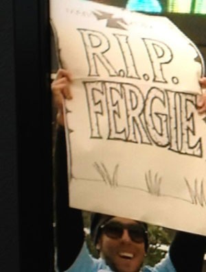Tevez cartaz Ferguson (Foto: Reprodução)