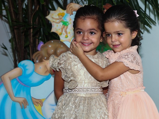 Izabella e Helena, filhas gmeas do cantor Lucinao, em festa em So Paulo (Foto: Manuela Scarpa e Marcos Ribas/ Foto Rio News)