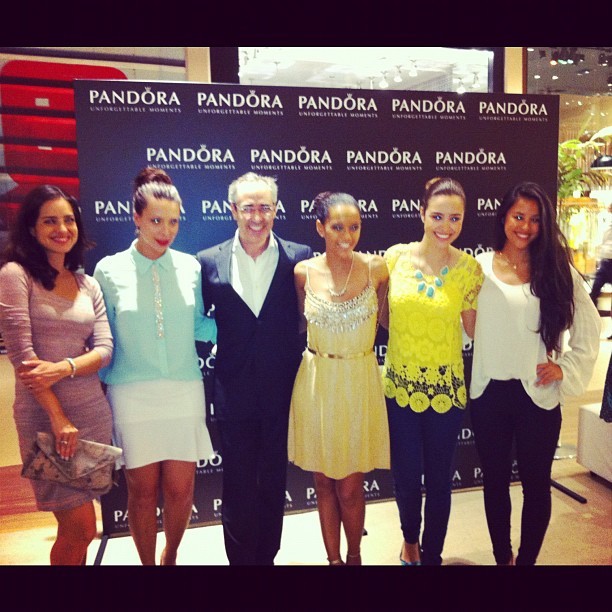 Joana Limaverde, Camila Rodrigues, Daniel Bensadon, Taís Araújo, Amanda Ritcher e Yanna Lavigne em joalheria no Rio (Foto: Instagram/ Reprodução)