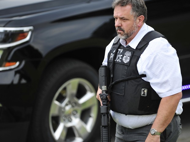 Um policial armado circula pelo complexo de cinemas Carmike Hickory 8, no subúrbio de Antioch, em Nashville, onde um homem foi morto após entrar atirando em uma sala, na quarta (5) (Foto: John Partipilo/The Tennessean via AP) Um policial armado circula pelo complexo de cinemas Carmike Hickory 8, no subúrbio de Antioch, em Nashville, onde um homem foi morto após entrar atirando em uma sala, na quarta (5) (Foto: John Partipilo/The Tennessean via AP)