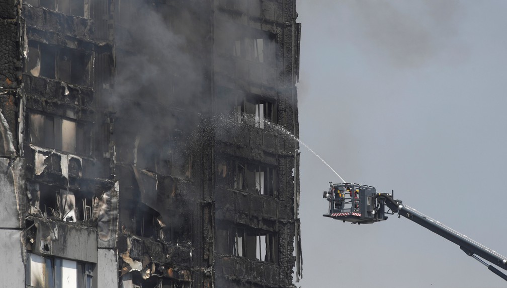 Bombeiros trabalham no combate ao fogo em prédio residencial em Londres (Foto: Toby Melville/Reuters)