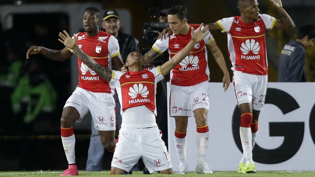 Santa Fé comemora gol contra o Emelec Sul-Americana (créditos: AP Photo/Fernando Vergara)