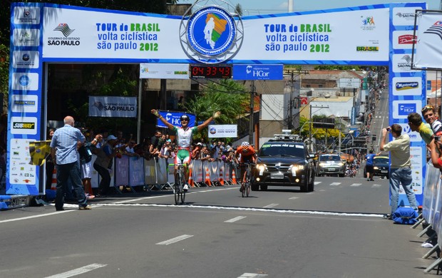 Halysson Ferreira vence segunda etapa da Volta Ciclística de SP (Foto: Guto Marchiori/Globoesporte.com)