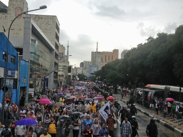 Professores caminham pela Rua da Consolação após assembleia que votou continuação da greve (Foto: Roney Domingos/G1)