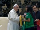 Jovem que fez pontífice Francisco rir chega a SP com camiseta 'I love Papa'