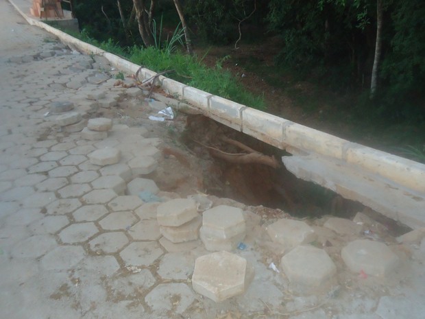 Calçamento da ponte sob o rio ... deixa a população do distrito em risco  (Foto: Tatiane ..)