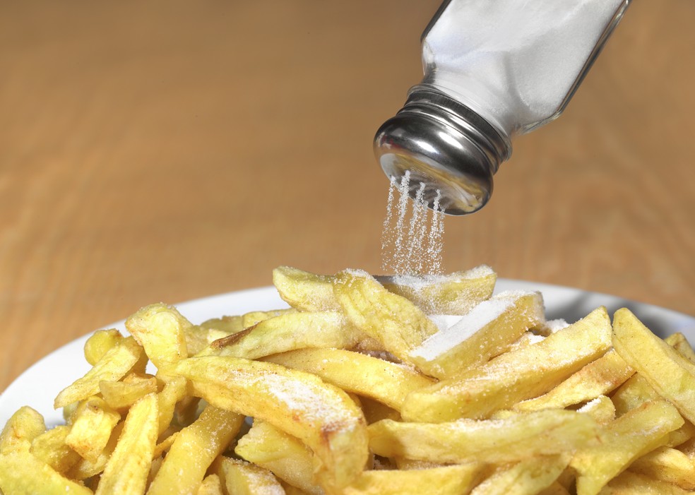 A utilização de fritura aumenta a densidade energética do alimento contribuindo para ganho de peso (Foto: Getty Images)
