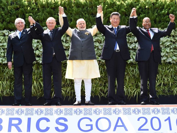 Os presidentes do Brasil, Michel Temer; da Rússia, Vladimir Putin, o primeiro-ministro indiano Narendra Modi, e os presidentes da China, Xi Jinping; e da África do Sul, Jacob Zuma, em foto oficial da Cúpula dos BRICS em Goa, na Índia (Foto: AFP Ohoto)