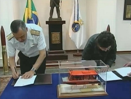 Ministra Tereza Campello e o Comandante da Marinha Julio Soares Neto, assinam acordo de cooperação (Foto: Bom dia Amazônia)