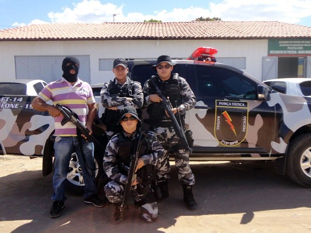 Equipe da Força Tática de Água Branca realizou a prisão dos suspeitos (Foto: Gil Oliveira/ G1)