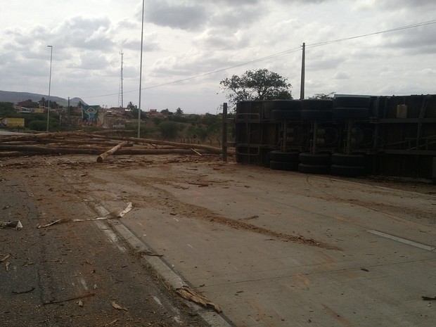 Policial rodoviário diz que tacógrafo foi levado por populares. (Foto: André Vinícius/ TV Asa Branca)