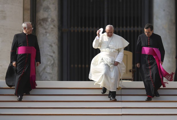O Papa Francisco deixa a audiência geral nesta quarta-feira (30) na Praça São Pedro, no Vaticano (Foto: Alessandro Bianchi/Reuters)