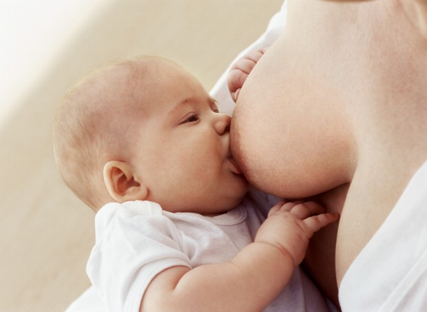 Mãe e filho devem encontrar a melhor posição para a amamentação  (Foto: Thinkstock)