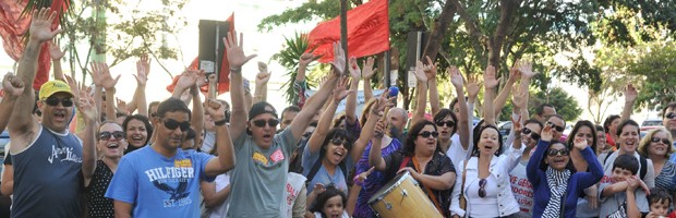 Servidores federais em protesto diante do Ministério do Planejamento (Foto: Valter Campanato / Agência Brasil)