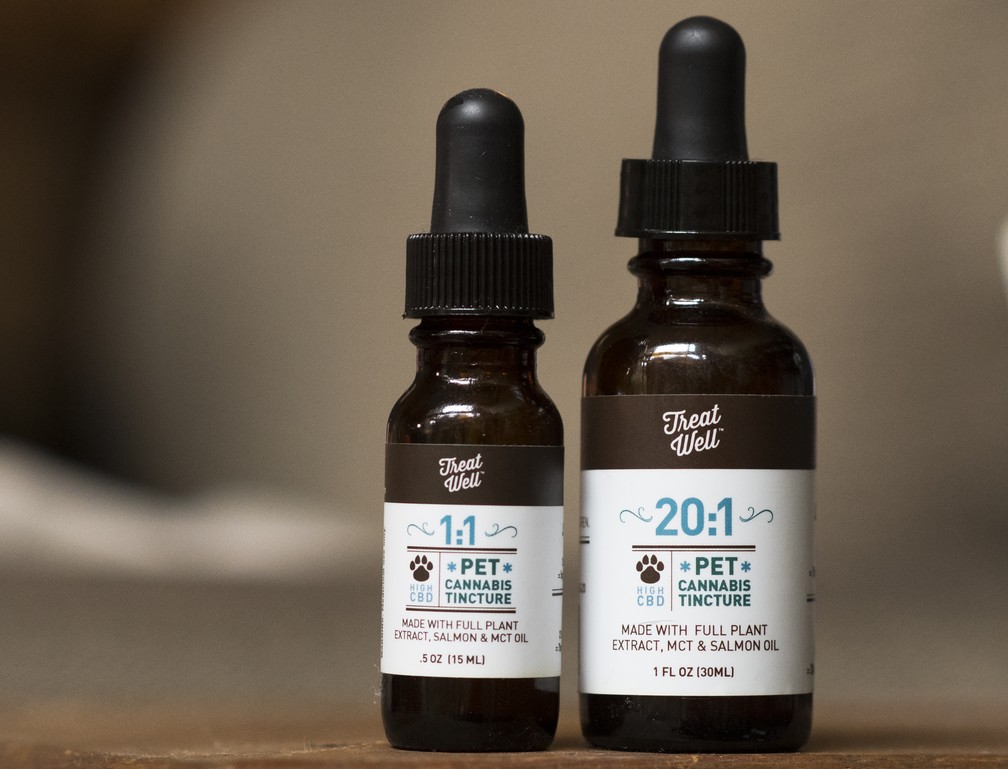 Frasco do TreatWell para animais de estimação, gotas extraídas da cannabis (Foto: Robyn Beck / AFP)
