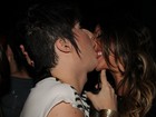 Ex-BBB Serginho dá beijão em morena durante show de Anitta