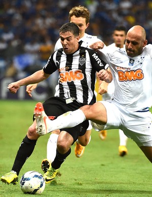 Bruno Rodrigo e Leandro Donizete, Cruzeiro X Atlético-mg (Foto: Agência AP )