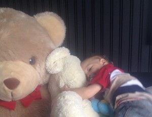 Neymar, Davi Lucca com urso de pelúcia (Foto: Reprodução / Instagram)