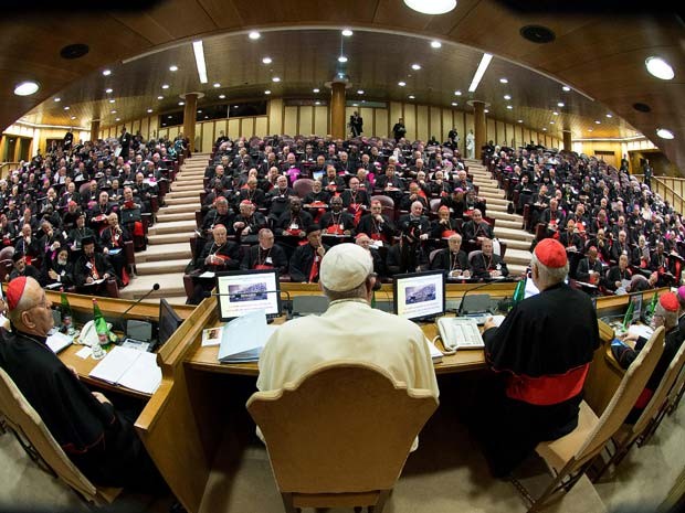 Imagem divulgada pelo Vaticano mostra o Papa Francisco presidindo o sínodo extraordinário com cerca de 200 bispos no Vaticano nesta segunda-feira (6) (Foto: AFP PHOTO / OSSERVATORE ROMANO) Imagem divulgada pelo Vaticano mostra o Papa Francisco presidindo o sínodo extraordinário com cerca de 200 bispos no Vaticano nesta segunda-feira (6) (Foto: AFP PHOTO / OSSERVATORE ROMANO)