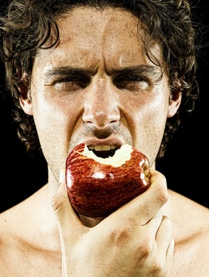 homem comendo maça eu atleta (Foto: Getty Images)