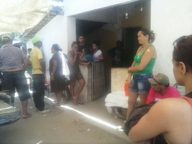 Populares acompanham velório das vítimas de chacina (Foto: Sousa Neto / Luzilândia On-line)