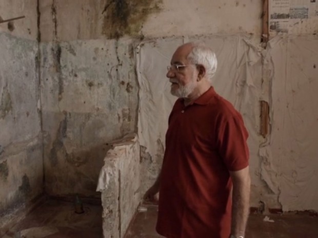 Theo visita sua antiga cela, na Galeria F, no presídio Lemos de Brito, em Salvador (Foto: Divulgação) Theo visita sua antiga cela, na Galeria F, no presídio Lemos de Brito, em Salvador (Foto: Divulgação)