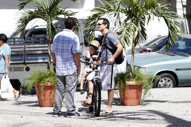 Wagner Moura passeia com o filho de bicicleta (Foto: Gil Rodrigues / Foto Rio News)