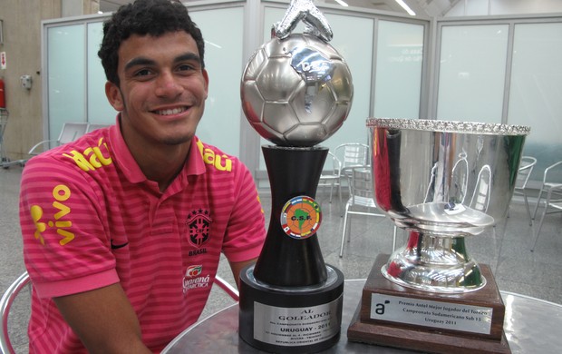 Mosquito com o troféu de artilheiro e de melhor jogador do Sul-Americano Sub-15 (Foto: Luna Vale/Globoesporte.com)
