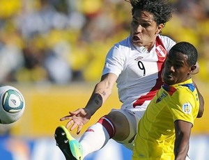 Paolo Guerrero e Jairo Campos, Equador x Peru (Foto: Reprodução/Site Oficial da Fifa)