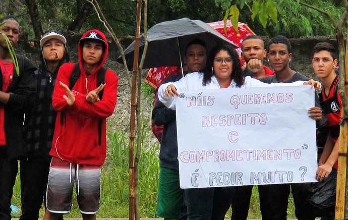 protesto flamengo ninho do urubu (Foto: Thales Soares)