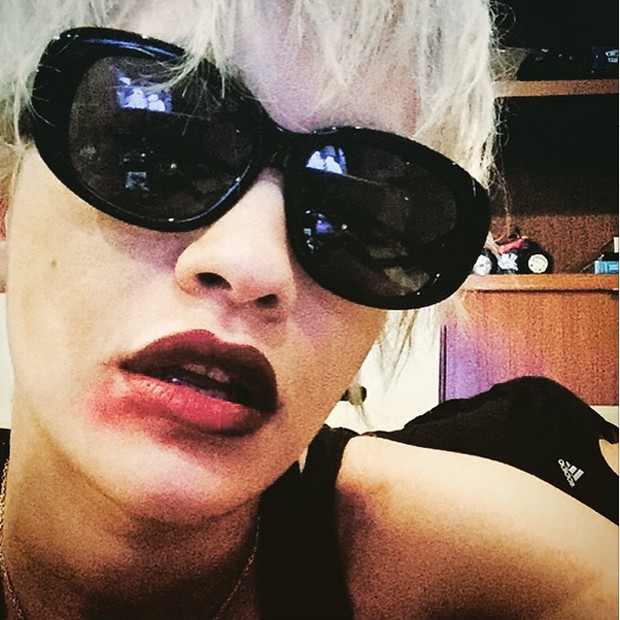Rita Ora postou sua selfie com o batom borrado para dar apoio à campanha  #SmearForSmear (Foto: Reprodução)