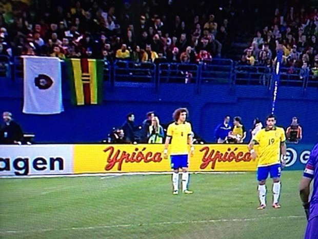 Bandeiras do Moto Club e Sampaio na transmissão de Canadá x Brasil (Foto: Reprodução/TV Globo)