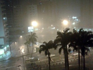 Chuva alagou praça do pedágio, na Enseada do Suá. (Foto: Gabriel Gomes / VC no ESTV) Chuva alagou praça do pedágio, na Enseada do Suá. (Foto: Gabriel Gomes / VC no ESTV)