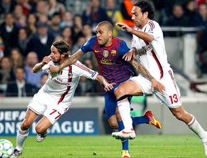 Daniel Alves na partida do Barcelona contra o Milan (Foto: Reuters)