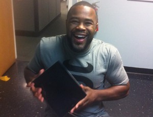 Rashad Evans posa com o iPad que ganhou do UFC (Foto: Divulgação/UFC)