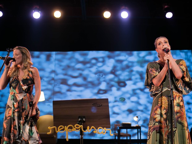 Letícia Spiller ao lado da cantora Caru Ricardo no show Não Deveria se Chamar (Foto: Frederic Jean Laouenan e Evelin Santos) Letícia Spiller ao lado da cantora Caru Ricardo no show Não Deveria se Chamar (Foto: Frederic Jean Laouenan e Evelin Santos)