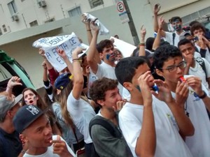Estudantes de Araraquara protestaram contra problemas em escolas estaduais (Foto: Reprodução/EPTV)