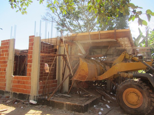 G1 Comitê do DF derruba oito casas construídas em área irregular