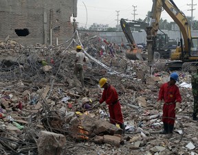 Equipes de resgate encerraram, nesta segunda-feira, as buscas às vítimas do prédio que desabou em Bangladesh dia 24 de abril. No total, 1.127 pessoas morreram (Foto: AP. Foto / AM Ahad)
