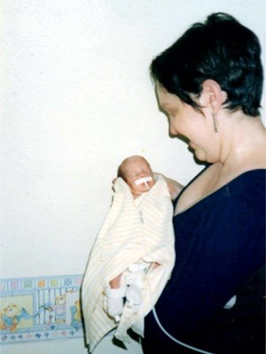 Ana e a filha Pietra, que nasceu de seis meses e vive normalmente hoje (Foto: Ana Cristina Consoli/Arquivo Pessoal)