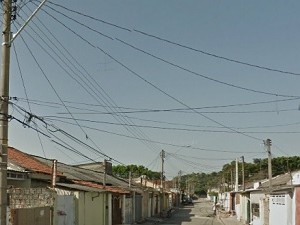 Rua Paraná, onde o adolescente estaria atirando. (Foto: Reprodução/Street View)