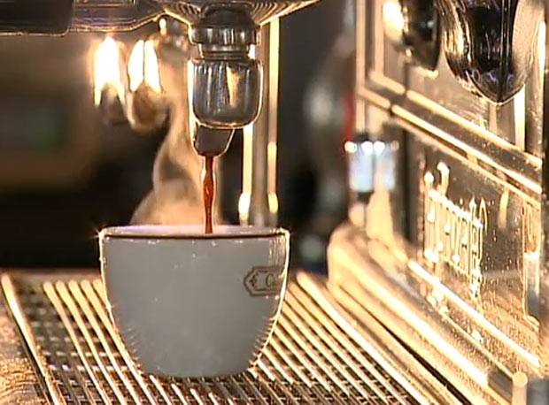 Segundo o WWF, para uma xícara de café são gastos 140 litros de água. (Foto: Reprodução/TV Globo)