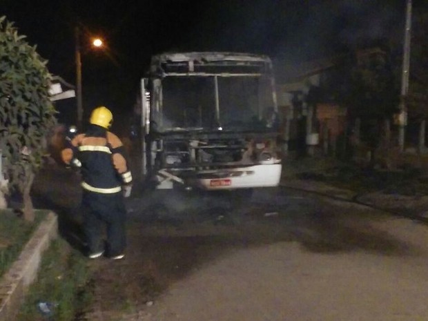 Ônibus ficou completamente destruído por incêndio em Criciúma, SC (Foto: Corpo de Bombeiros/Divulgação)
