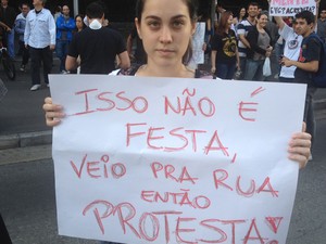 Estudante e professora Amanda Pandolfelli participa de ato na Avenida Paulista (Foto: Julia Basso Viana/G1)