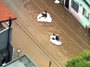 Moradores usam isopor em alagamento em São Bernardo do Campo (Foto: Reprodução/TV Globo)